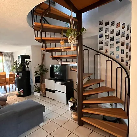 Spacious, 4 Bedroom - 1 Min From Train
