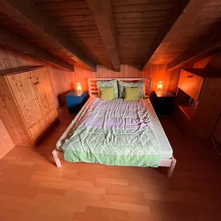 Апартаменты Spacious, 4 Bedroom - 1 Min From Train