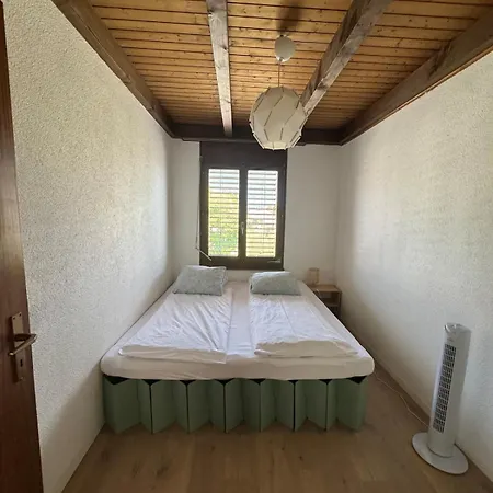 Апартаменты Spacious, 4 Bedroom - 1 Min From Train *