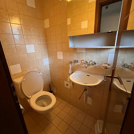 Апартаменты Spacious, 4 Bedroom - 1 Min From Train