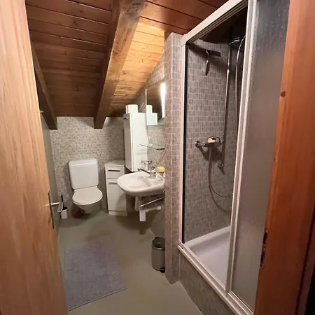 Spacious, 4 Bedroom - 1 Min From Train Апартаменты